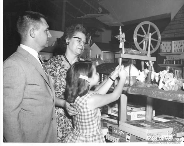 1962 - Name the Giraffe Winner, Prize Selection (2)