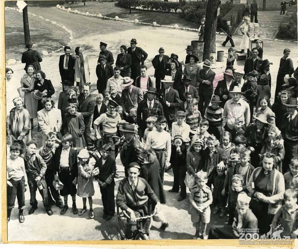 1941 - Zoo Crowd
